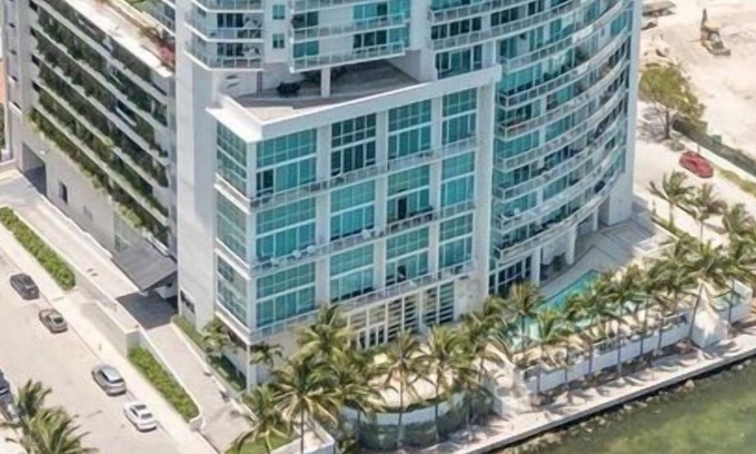 Edgewater Condo | 2 Bedroom Condo 625320 by Houzlet