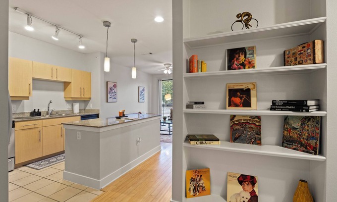 Oak Lawn Condo | 2-bedroom condo 8 mins to AAC