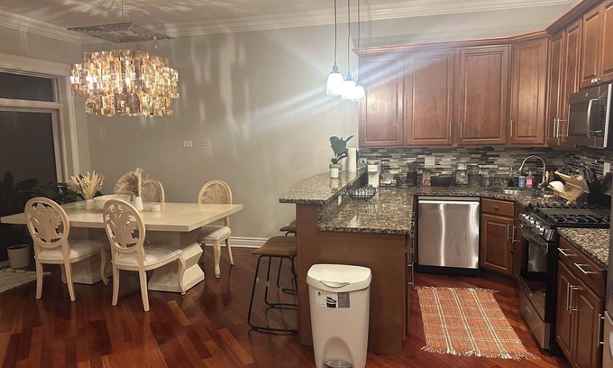 North Kenwood Condo | 2 bedroom condo in North Kenwood Hyde Park with elevator.