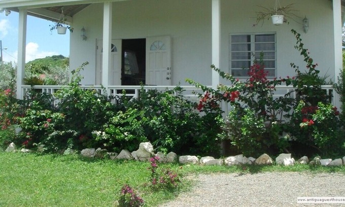 St. John's House | 2 bedroom cottage with air conditioning close to beach & town - FREE WIFI