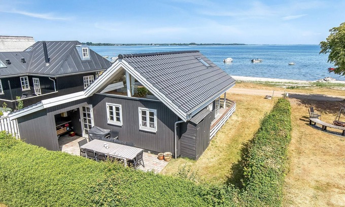 Grønninghoved Strand House | 2 bedroom cozy home in Sjølund