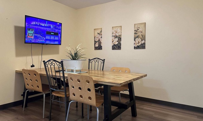 Downtown Pittsburgh Apartment | 2 Bedroom Downtown Apt | Walkable | Safe | Clean