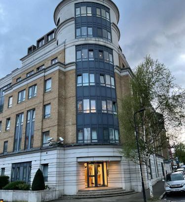 Maida Vale Apartment | 2 Bedroom Flat with 24 7 security and concierge
