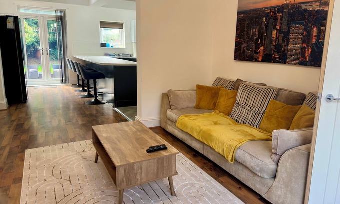 Newcastle-upon-Tyne House | 2 Bedroom House In Newcastle City With FREE Parking