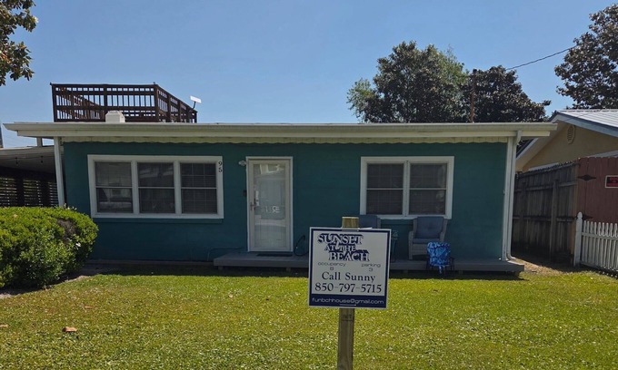 Crystal Beach House | 2-bedroom house in Destin with WiFi, AC, golf cart, minutes away from the beach