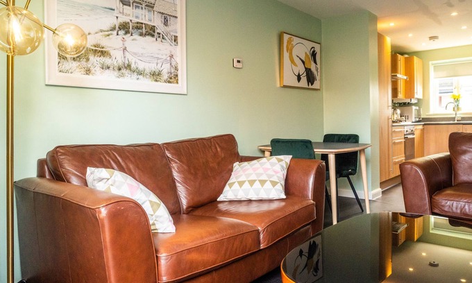 Stoke Hammond House | 2 bedroom house in Milton Keynes with work space