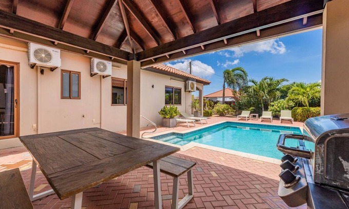 Modanza House | 2 Bedroom House w/ Pool & BBQ in Central Location