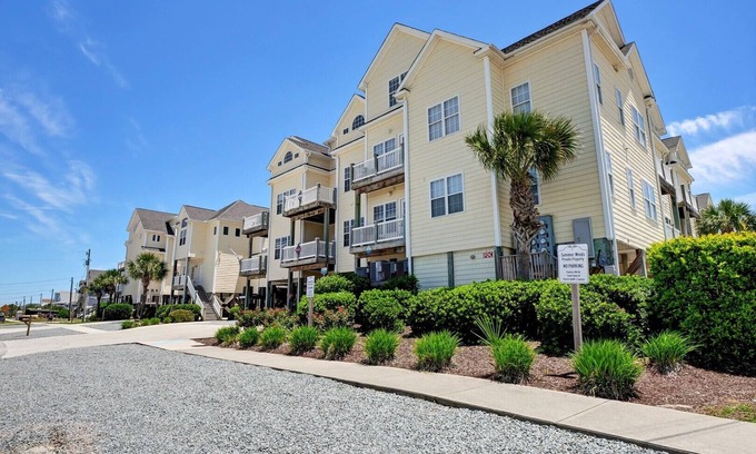 Surf City Condo | 2 Bedroom in Surf City- community pool and beach access steps away
