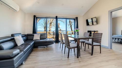 Harwood House | 2-bedroom Lake Front Cottage in Harwood ON #4