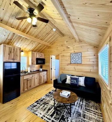 Marion House | 2 Bedroom Log Cabin on Lake James with Loft- Private Resort Amenities