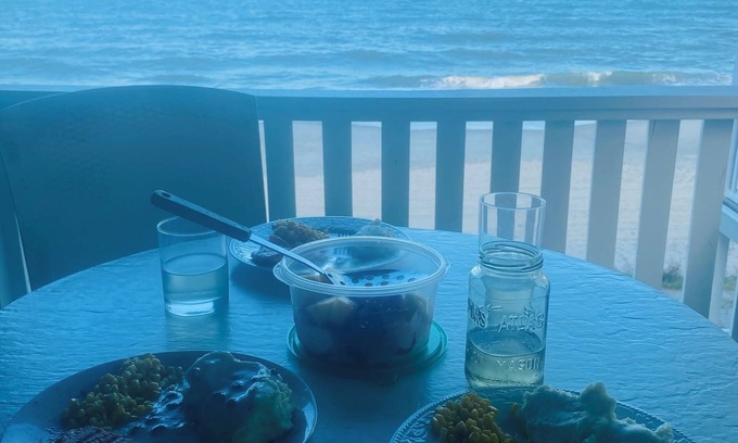 Garden City Condo | 2-bedroom ocean front garden city pier ! Enjoy the waves - linens included !