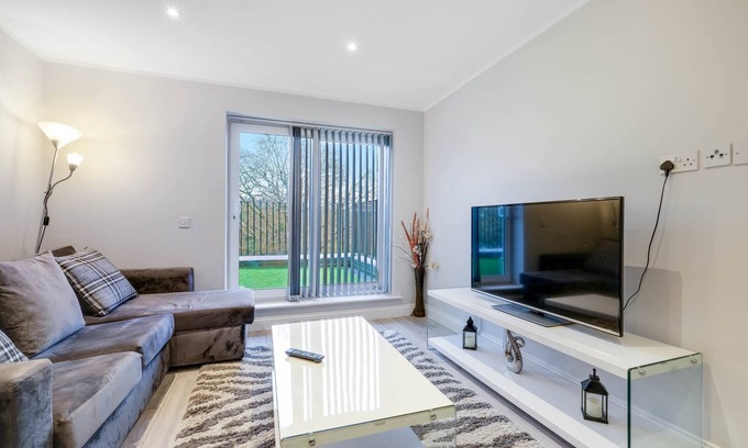 High Wycombe Apartment | 2 Bedroom Penthouse With Parking High Wycombe Apt. 01