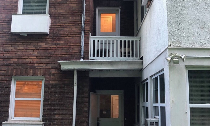 Clifton Apartment | 2 Bedroom Petite Apartment perfect for 5, in a cool Historic Clifton House