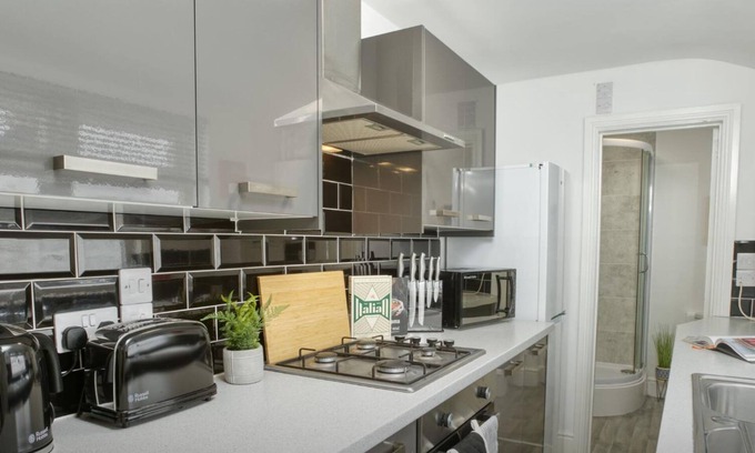Lincoln House | 2 Bedroom Victorian Townhouse | Free Parking