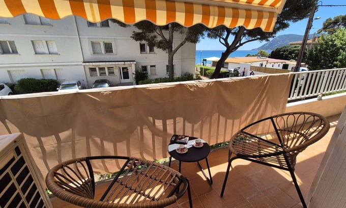 Les Sablettes Apartment | 2 bedrooms, air conditioning, just a stone's throw from the sea