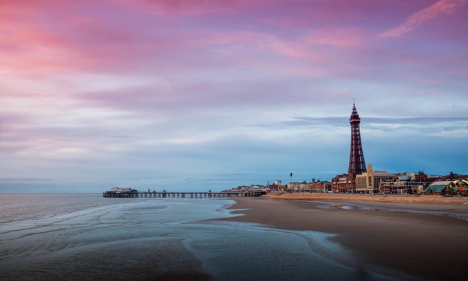South Shore Apartment | 2 Bedrooms Sleeps 6 Near Top Blackpool Attractions