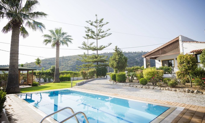 Megalo Metochi Villa | 2 bedrooms+studio, ideal for kids, 36m² pool, 2.500m² garden, 2,5km from town