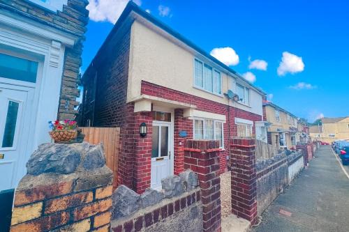 Neath Apartment | 2 Beds, Entire Home, Spacious Bedrooms, Garden