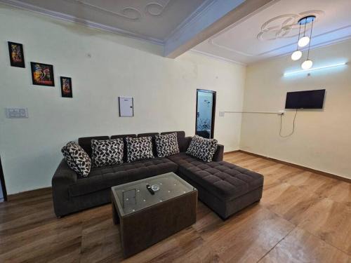 Alambagh Apartment | 2 BHK in Krishna Nagar Lucknow LKO202R