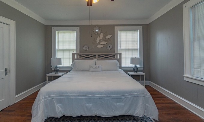 Montgomery House | 2 BR Charming Duplex w/Large Yard + Full Kitchen