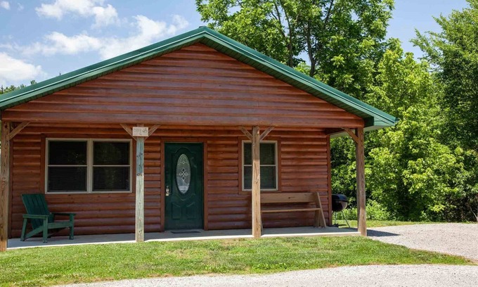 Equality Cabin | 2 BR Hot Tub Cabin- Closest Cabins to Garden of the Gods-Shawnee National Forest