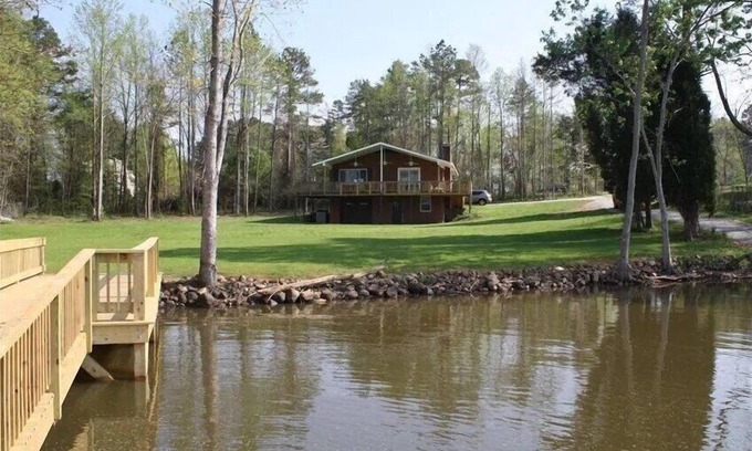 Southmont House | 2 BR House with Lake Frontage, Floating Dock, and Boat Launch