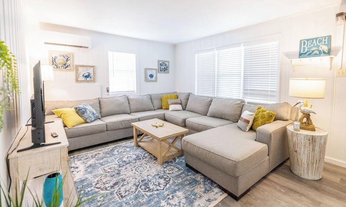 Caine Woods Apartment | 2 BR Lower Condo in North OC/Fenwick
