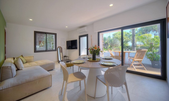La Croix des Gardes Apartment | 2 CHAMBRES JARDIN/TERRASSE ACCES PLAGES A2B241