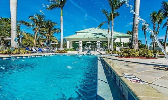 Ludlam House | 2 Convenient Rooms that Close to Everything | Outdoor Swimming Pool + Hot tub