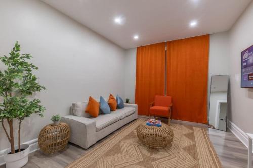 Upper Roseville Apartment | 2 Days Stay Get 40 percent OFF for, Sleeps 6 & 2 Queen