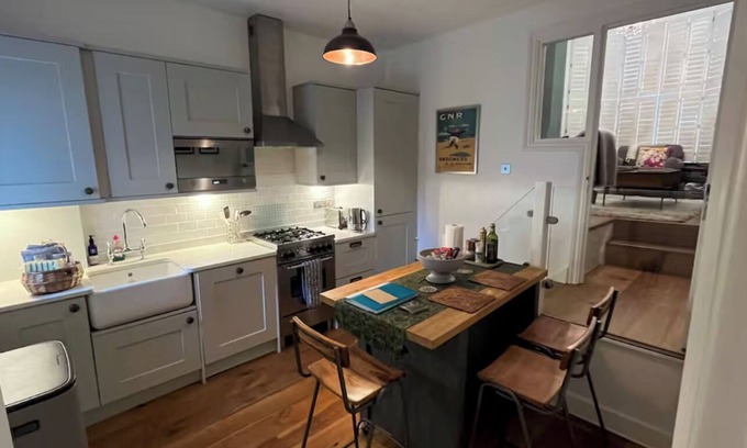Crouch End Apartment | 2 Double Bedroom Garden Flat in Crouch End, London