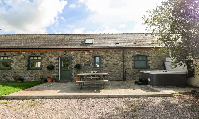 Haverfordwest Cottage | 2 FENTON HOME FARM, pet friendly, with hot tub in Haverfordwest