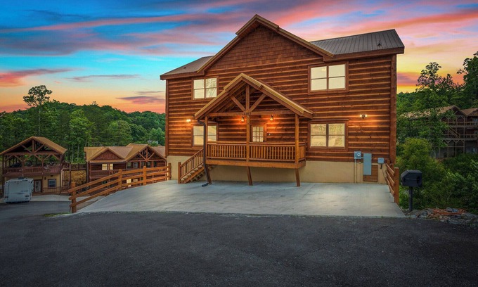 Caton Cabin | 2 Giant Luxury Cabins Sleeps 40 2 HotTubs 2 Pools