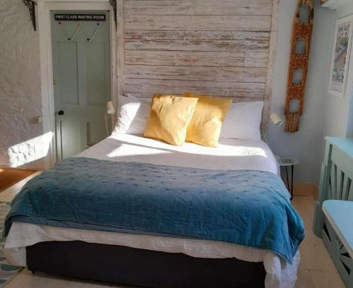 Calstock Apartment | 2 Guests - Free Parking - Studio Private Courtyard