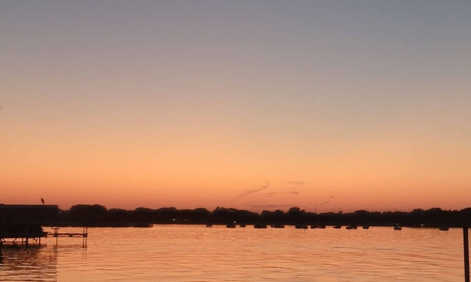 Waconia House | 2 Lake Waconia Homes/sleeps 17/fireplaces/dogs ok/enjoy Autumn at the lake.