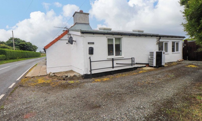 Ty Croes Cottage | 2 LLAINWEN, pet friendly, with hot tub in Rhosneigr