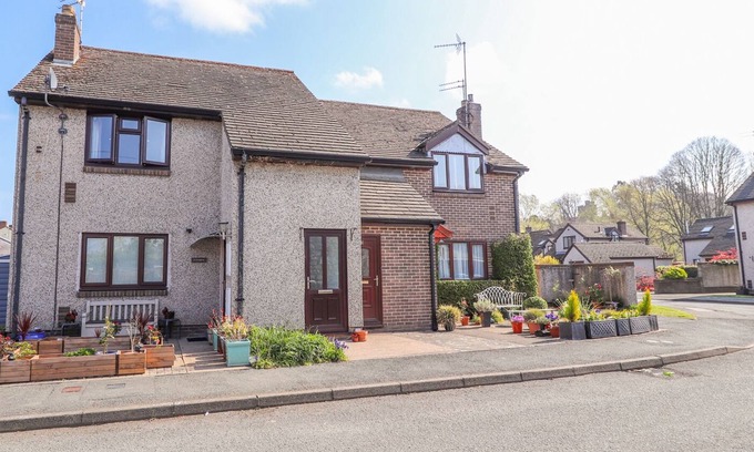 Ruthin Apartment | 2 MAES FFYNNON, romantic, character holiday cottage in Ruthin