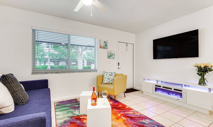 Hallandale Beach Condo | 2 Mi to Dtwn Hollywood: Vibrant Pet-Friendly Condo