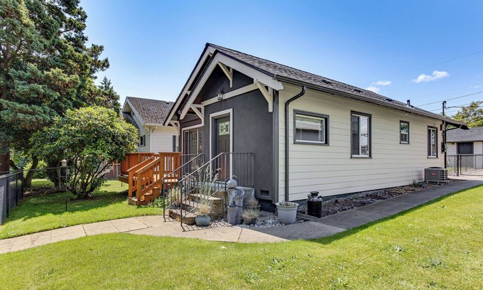 Hilltop House | 2 Mi to Dtwn Tacoma: Charming Home w/Deck & Yard!