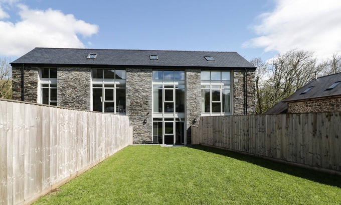 Porthmadog House | 2 PENSYFLOG BARNS, pet friendly, luxury holiday cottage in Porthmadog