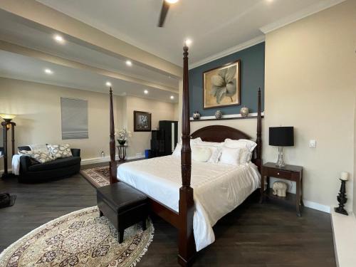 Gananoque Hotel | 2 Rivers Inn The Thousand Islands - LUXURY WATERFRONT WALKOUT