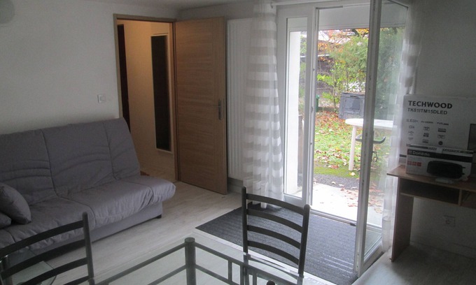 Echirolles Apartment | 2-room accommodation bedroom and living room with small garden