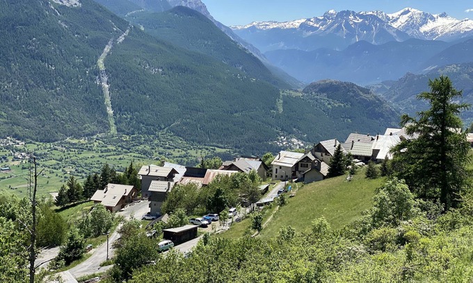 Puy-Saint-Pierre House | 2 room apartment in village house overlooking Briançon