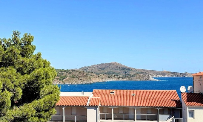 Banyuls-sur-Mer Apartment | 2-room apartment with loggia and WIFI, sea view