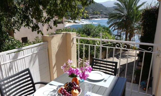 Tiuccia Apartment | 2-room apartment n ° 1 'feet in the water' (cap. 2 to 4 people) south-east