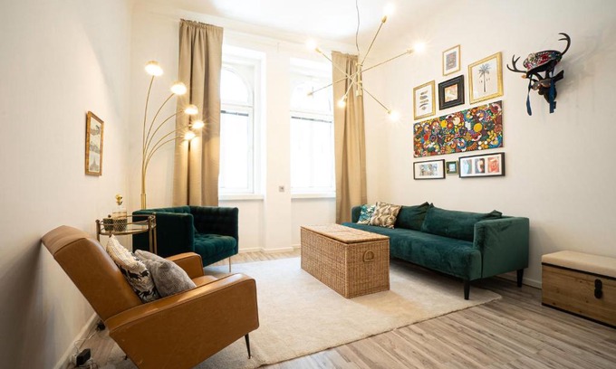 Hundsturm Apartment | 2-room apartment on the first floor with designer renovation. Exit to the courtyard. 15 minutes to Schloss Schönbrunn