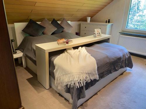 Leverkusen Apartment | 2 Schlaf- & 2 Badezimmer - direkte Busverbindung bis Köln Hbf, Messe
