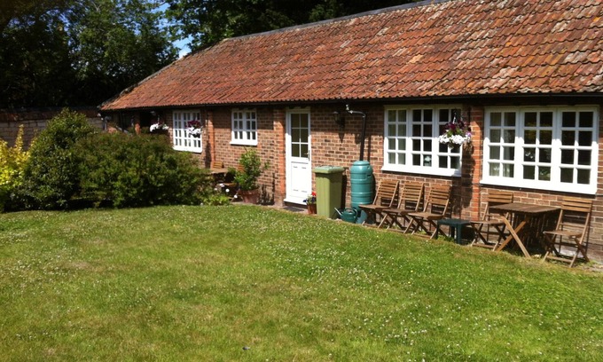 Upton St. Leonards Cottage | 2 Single storey cottages near village amenities ideal for couples and families