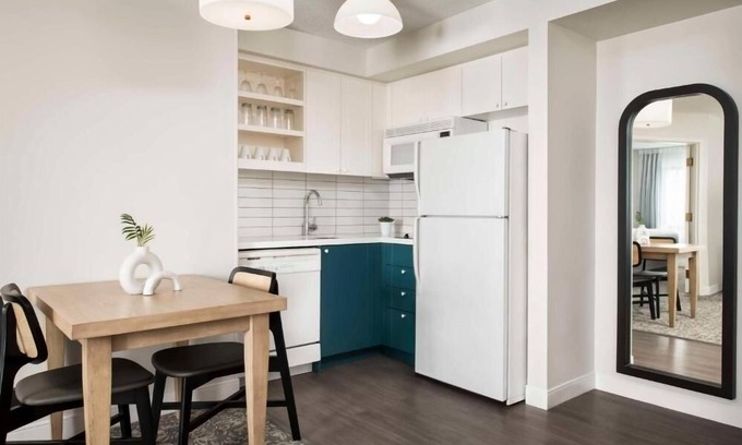 Thornhill Hotel | 2 Spacious Family Suites with Indoor Pool, Pet-Friendly and Free Breakfast