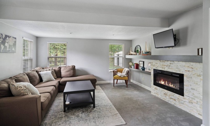 Rosedale House | ★2 Story Near Plaza/Westport/KU Med, King Bed, Garage Parking★